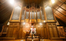 Bezirkskantorin Bettina Maier spielt seit 2018 auf der auf der Orgel in der Pfullinger Martinskirche.