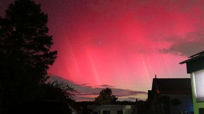 Polarlichter tauchten den Nachthimmel über Genkingen in ein leuchtend rötliches Licht.