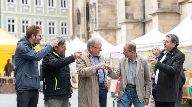 Philipp Marquardt (von links, VHS), Weinhändler Giuseppe Bartolome, OB Thomas Keck, Thomas Becker (Städtefreundschaftsverein) un