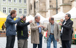 Philipp Marquardt (von links, VHS), Weinhändler Giuseppe Bartolome, OB Thomas Keck, Thomas Becker (Städtefreundschaftsverein) un