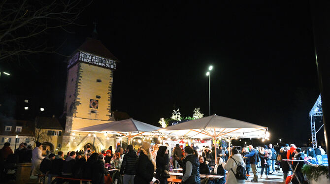 Der Reutlinger Weihnachtsmarkt ist auf zwei Standorte verteilt, hier ein Foto zwischen Stadthalle und Echaz mit Blick aufs Tübin