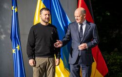 Bundeskanzler Olaf Scholz sichert  Wolodymyr Selenskyj (links), Präsident der Ukraine, weitere Hilfe zu.