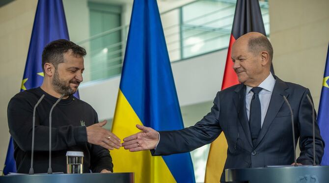 Handschlag im Kanzleramt: Bundeskanzler Olaf Scholz (SPD) und Wolodymyr Selenskyj, Präsident der Ukraine.  FOTO: KAPPELER/DPA