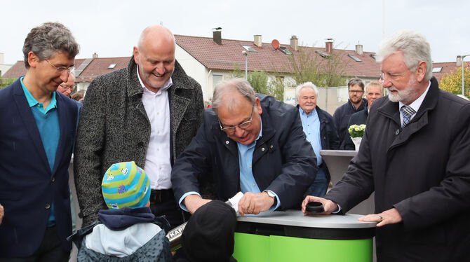 Da schau her: Für die kleinen Gäste war die von OB Thomas Keck befüllte Zeitkapsel eine spannende Sache. FOTO: PR