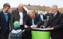 Da schau her: Für die kleinen Gäste war die von OB Thomas Keck befüllte Zeitkapsel eine spannende Sache. FOTO: PR