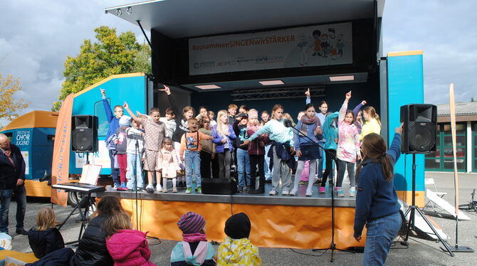 Begeisterte Kinder: Der SingBus war in Gönningen.