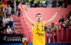 Spürt und genießt die Energie von den Rängen in der Paul-Horn-Arena: Tübingens Kapitän Till Jönke. 