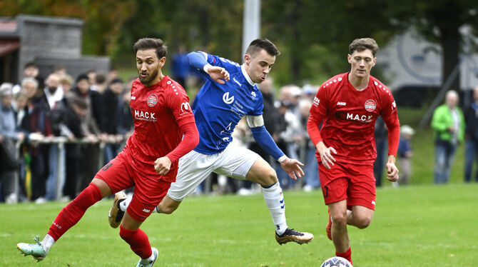 Pfullingens quirliger Flügelspieler Matthias Dünkel (Mitte) umkurvt Oktay Erdem (links) und Jonas Engler von Türkspor Neckarsulm