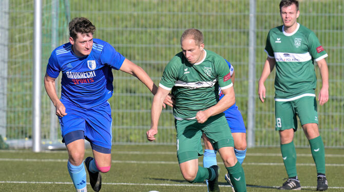 Lukas Koschmieder (rechts) holt mit dem TSV Eningen einen wichtigen Dreier im Abstiegskampf gegen den SV Zainingen und Lukas Bög