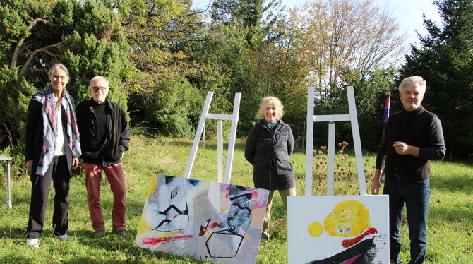 Vier Künstler präsentierten im Turmatelier ihre Werke:  Inge und Klaus Dieterich (von links), Ingrid Wolf und Clemens Fischer.