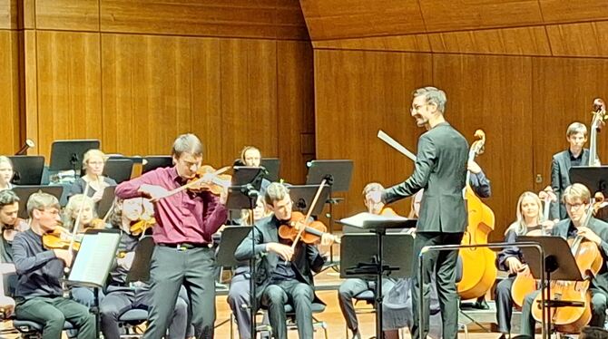 Hoch konzentriert: Die Junge Sinfonie Reutlingen unter Konrad Heinz begleitet Martin Schneider.