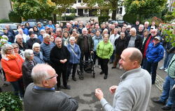 Im Pausenhof der Oberdorfschule hören rund 150 an der Dorfgeschichte Interessierte den Anekdoten von Berthold Rath (links) und M