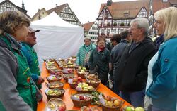 Gaby Kleih und Siegfried Streicher vom Obst- und Gartenbauverein informierten über Apfelsortenvielfalt und Schadbilder zur Erken