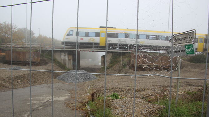 Alles etwas nebulös: Die Bahn hat dem mit der Sanierung der Ernwiesen-Brücke beauftragten Unternehmen gekündigt.  FOTO: FÖRDER