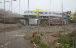 Alles etwas nebulös: Die Bahn hat dem mit der Sanierung der Ernwiesen-Brücke beauftragten Unternehmen gekündigt.  FOTO: FÖRDER 