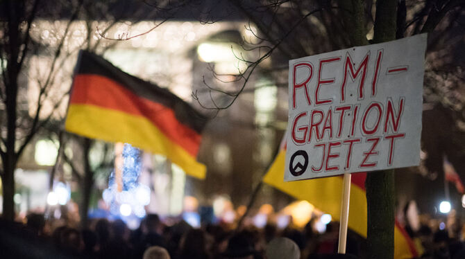 Der Anteil junger Männer, die sich rechts verorten, ist sprunghaft gestiegen.  FOTO: JUTRCZENKA/DPA