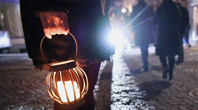 ALLGEMEIN, corona, Demo, Demonstration, Feature, freiheit, Gegendemonstration, Kerze, leuchtet, LICHT, Polizei, Polizeibeamte, R Der Teilnehmer einer Demonstration hält ein Windlicht in der Hand: Kerzenlicht ist mit den sogenannten »Lichterspaziergängen« z