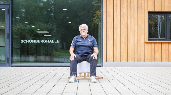 Hier trainiert er »seine« Jedermänner: Jakob Reiter auf dem Hocker vor der Schönberghalle.