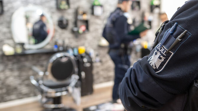 Zoll; Finanzkontrolle Schwarzarbeit; Barber-Shop; Frisör; Reutlingen Beamte der Finanzkontrolle Schwarzarbeit aus Pfullingen nehmen in Reutlingen Barber-Shops und Friseure unter die Lupe.