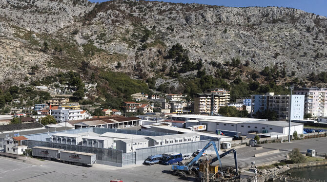 Das Aufnahmezentrum für Migranten im Hafen von Shengjin im Nordwesten Albaniens. Erstmals hat Italien Migranten über die Adria n