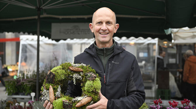 Der Wannweiler Gärtner, Florist und Marktbeschicker Peter Hochstetter kreiert Grabschmuck ausschließlich aus natürlichen Materia