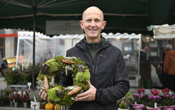 Der Wannweiler Gärtner, Florist und Marktbeschicker Peter Hochstetter kreiert Grabschmuck ausschließlich aus natürlichen Materia