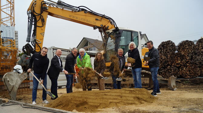 Vorsorge für den Katastrophenfall: Spatenstich für die der Aggregate-Garage der GEW in Gammertingen.  FOTO: WURSTER