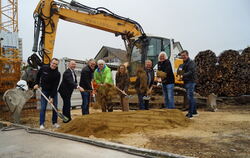 Vorsorge für den Katastrophenfall: Spatenstich für die der Aggregate-Garage der GEW in Gammertingen.  FOTO: WURSTER