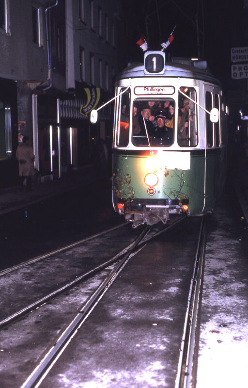 Am Abend des Samstags, 19. Oktober 1974, fährt die mit Fähnchen und Zweigen geschmückte Tram letztmals durch die Reutlinger Wilh