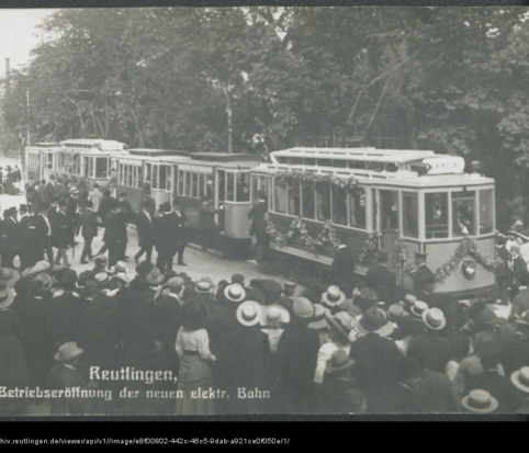 Ein Bild aus den erfolgreichen Frühzeiten der Bahn zwischen Eningen und Reutlingen: Betriebseröffnung der neuen elektrischen Bah