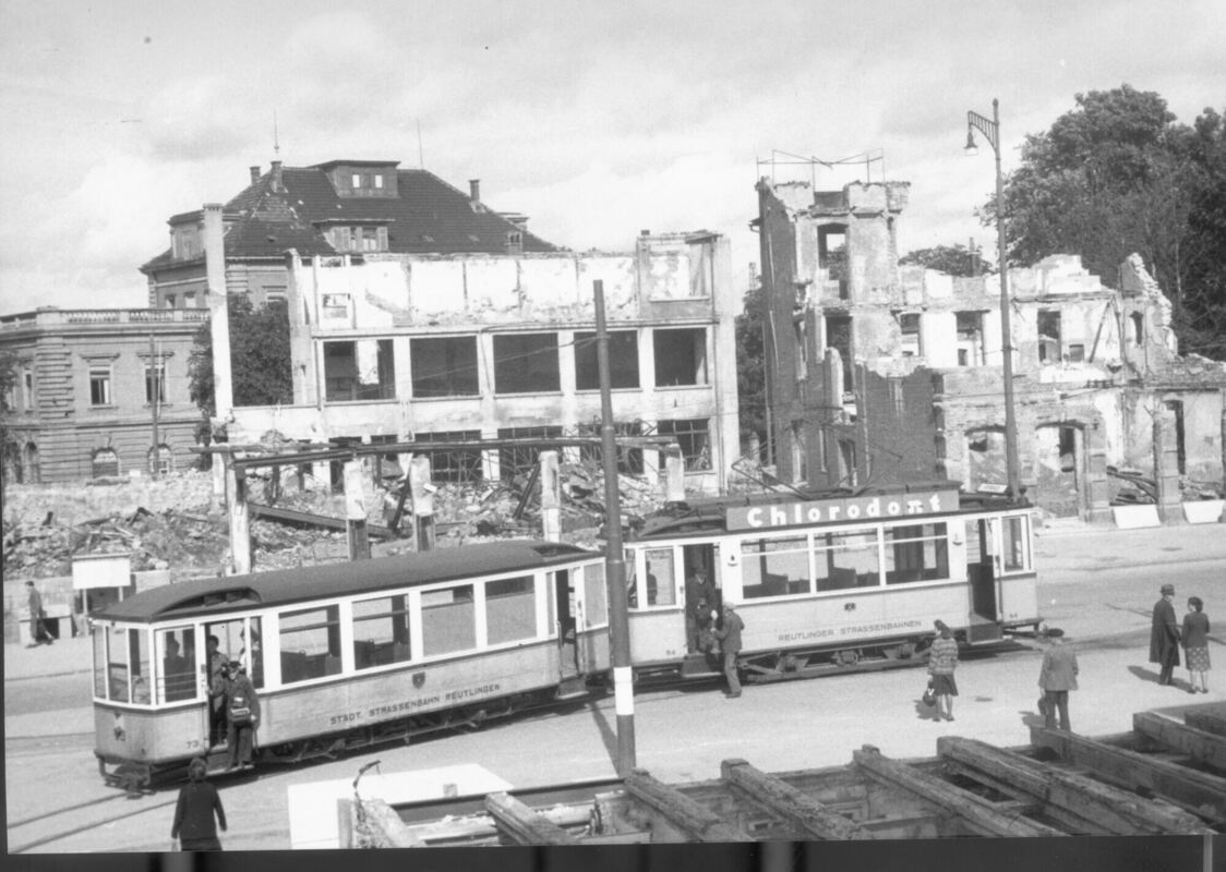 Öffentlicher Nahverkehr in Zeiten der Kriegszerstörung: Die Reutlinger Straßenbahn am Karlsplatz im Sommer 1946.