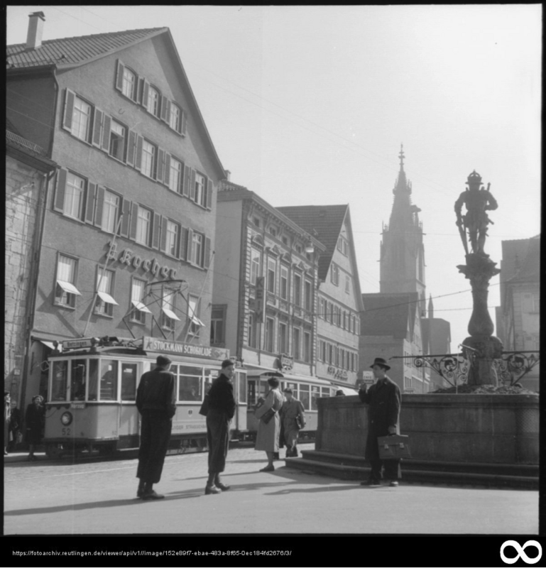 Die Linien 1 und 2 der Reutlinger Straßenbahn - hier im Jahr 1953  vor dem Maximilianbrunnen mit Wilhelmstraße und Marienkirche