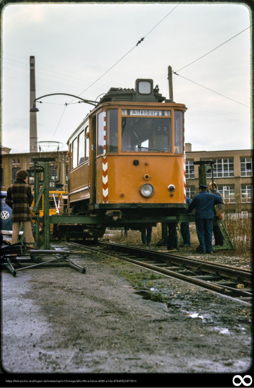 In der ehemaligen Rollbockgrube des Südbahnhofs wird Triebwagen 30 im Februar 1975 nach der Stilllegung demontiert und verladen.