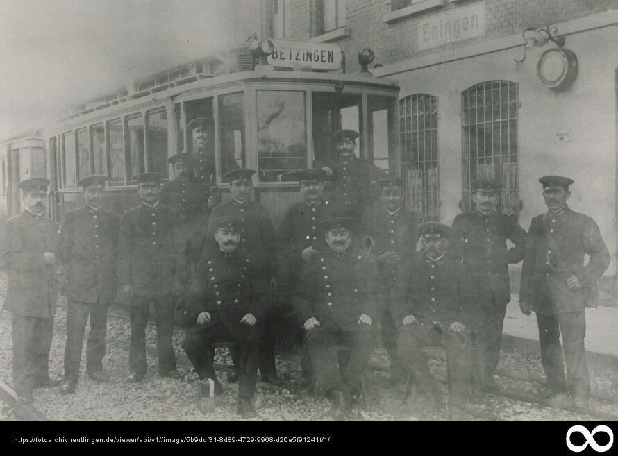 Straba1912-07-24-Einweihung der Straßenbahn vor dem Eninger Bahnhof, i.V. Straßenbahnmannschaft-c-StArchRT-S105-1-Nr382.34A