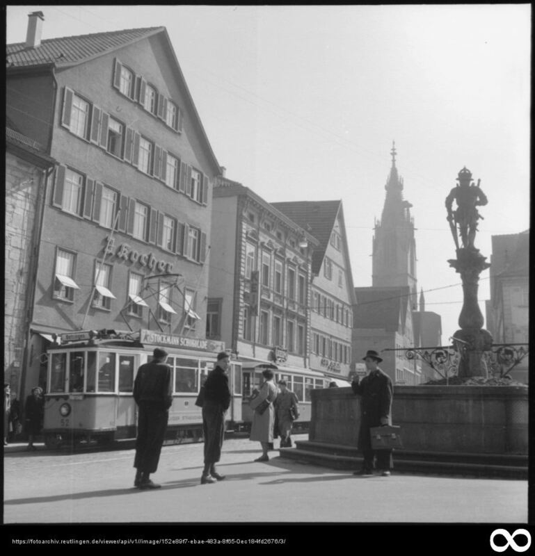 StraBa1953-Maximilianbrunnen mit Straßenbahn vom Marktplatz aus, i.H. Wilhelmstraße und Marienkirche-c-StadtarchivRT-S 105- 4-Nr5038