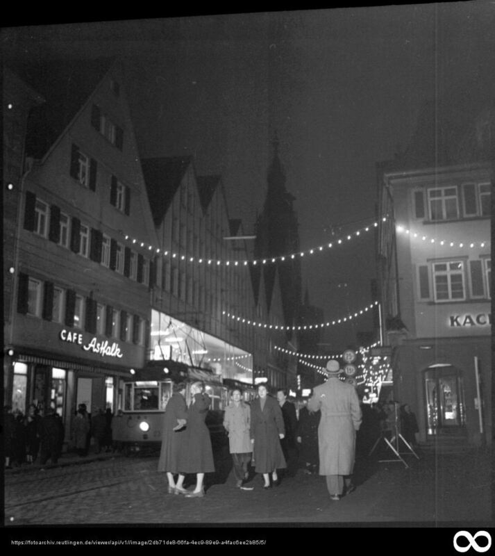 StraBa1955-Dez-3-EinkaufsbummelMarktpatz iH Café Astfalk und Straßenbahn-c-Stadtarchiv-S 105 4-6478