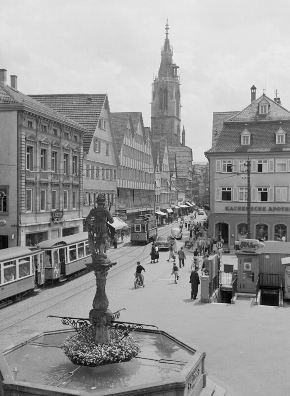 StraBa1957-v.l. Wilhelmstraße mit Straßenbahn, Marienkirche, Kachelsche Apotheke Marktplatz 1-c-StadtarchivRT-S 105 4 FB 3-16333