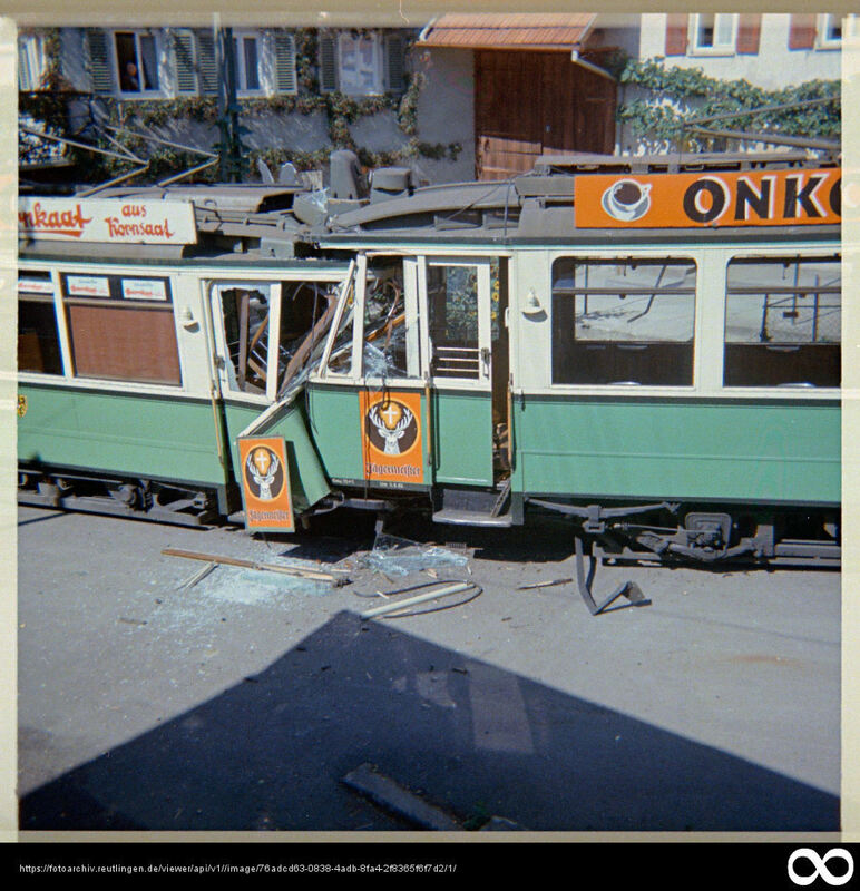 StraBa1965-Zusammenprall Waggons, Blechschaden, Werbung Onko Kaffee und Dornkaat Alkohol-c-StadtarchivRT-105-5D-Nr18