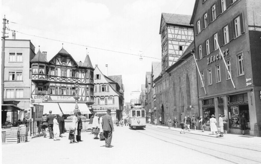 StraBaMai1951- Straßenbahn an Haltestelle Marktplatz, i.V. wartende Menschen-c-StadtarchivRT-S 105- 4-Nr2787