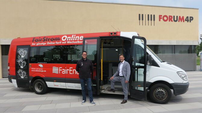 Bernd Kugel (links) vom RSV und  Bürgermeister Christof Dold zeigen 2021 den neuen E-Bus vor dem Forum 4P in Pliezhausen.