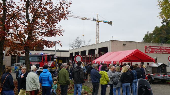 Für die Zwiebel- und Krautkuchen der Gomaringer Feuerwehr stellten sich die Besucher gerne auch ein wenig länger an.