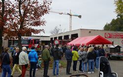 Für die Zwiebel- und Krautkuchen der Gomaringer Feuerwehr stellten sich die Besucher gerne auch ein wenig länger an.