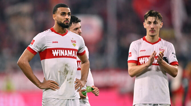 Enttäuschte Mienen beim VfB Stuttgart nach dem Spielende in der Allianz Arena.