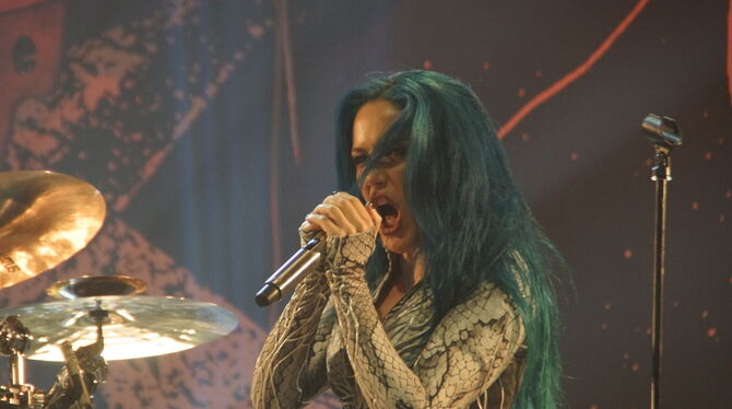 Alissa White-Gluz, Sängerin der Band Arch Enemy.