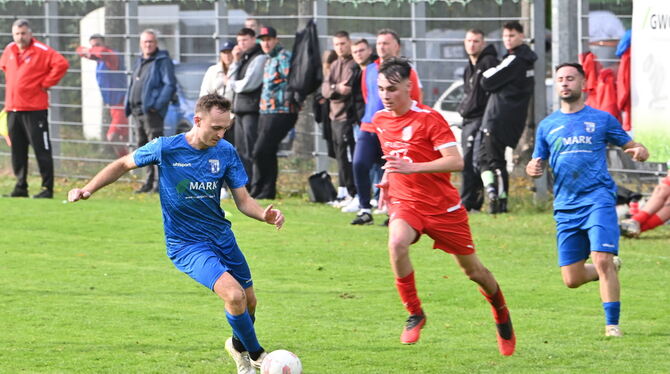 Kevin Jarosik (links, TSV Betzingen) dribbelt an Luis Matteis vom SV Ohmenhausen vorbei