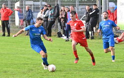 Kevin Jarosik (links, TSV Betzingen) dribbelt an Luis Matteis vom SV Ohmenhausen vorbei