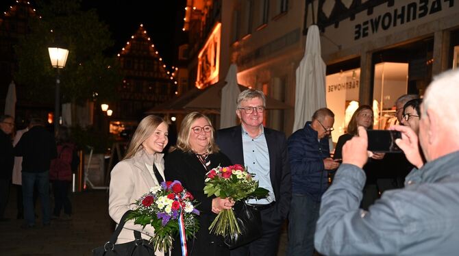 Nachdem das vorläufige amtliche Endergebnis bekanntgegeben worden ist und Elmar Rebmann die Wahl angenommen hat, wird er von all