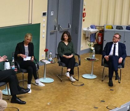 Ministerpräsident Winfried Kretschmann diskutiert mit (von links) Wissenschaftler Philipp Krohn, Moderatorin Kara Ballarin, Klim