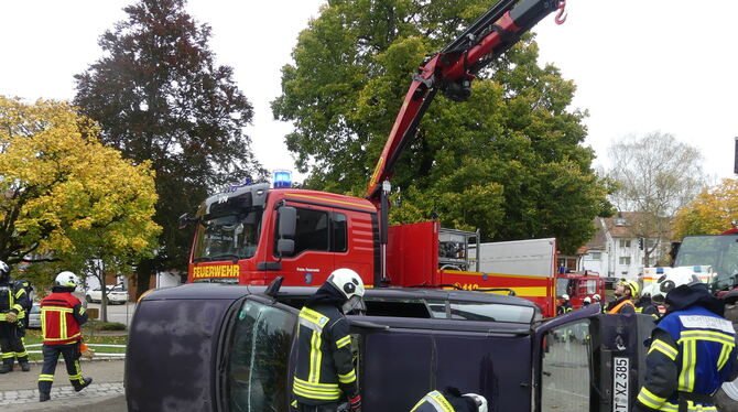 Das Feuer des brennenden Autos ist schon gelöscht. Die Rettungsaktion verläuft erfolgreich, da jeder weiß, was zu tun ist.