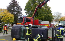 Das Feuer des brennenden Autos ist schon gelöscht. Die Rettungsaktion verläuft erfolgreich, da jeder weiß, was zu tun ist. 